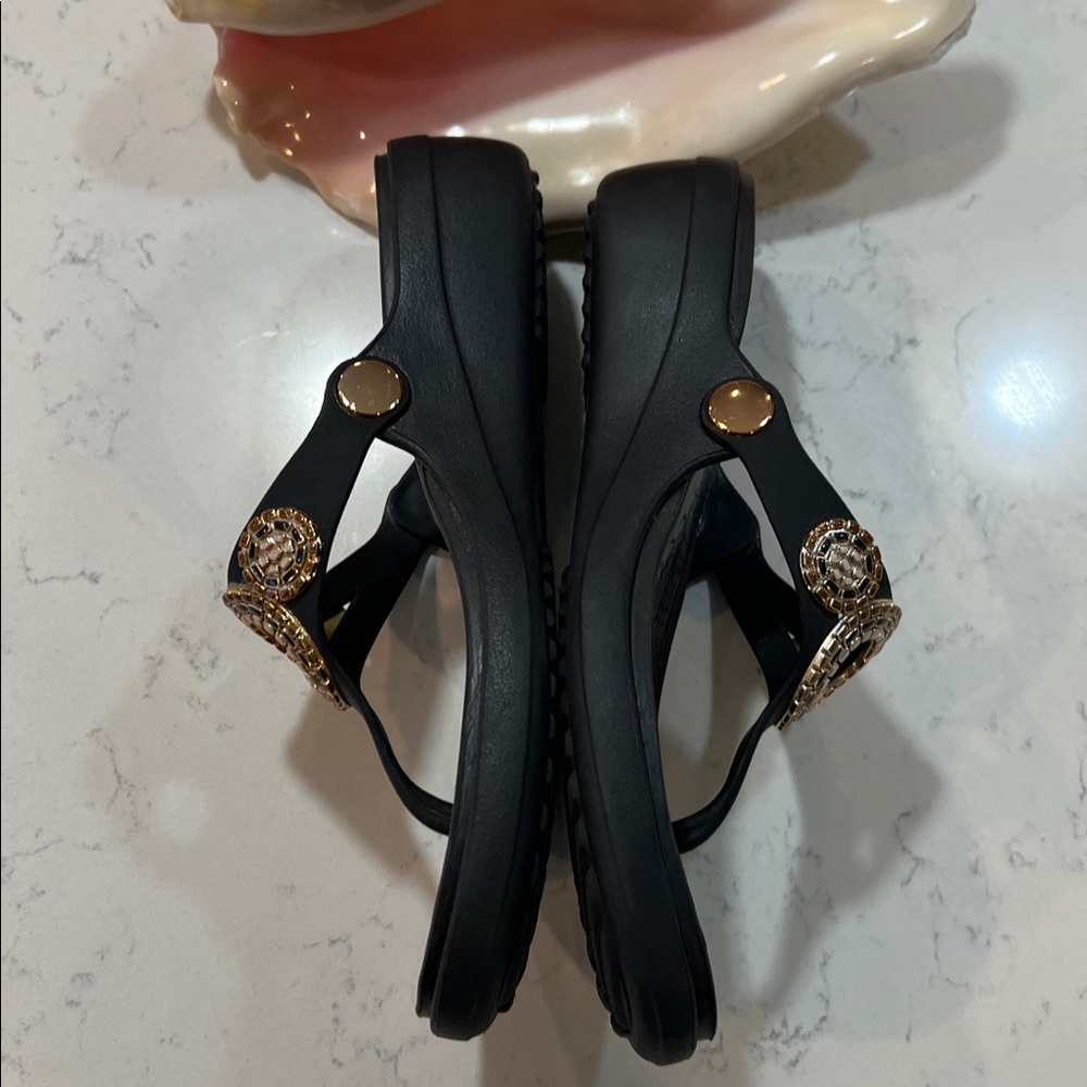 Crocs Sanrah Diamante Wedge Flip Flops in black with gold embellishments sz 6 - Picture 12 of 15